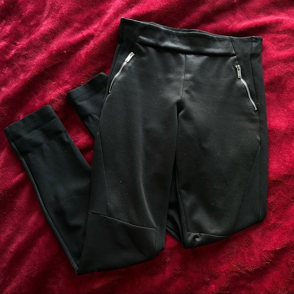Dynamite black jeggings with silver zippers on side
